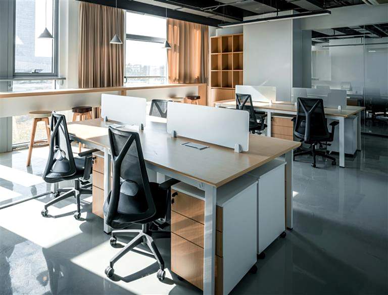 Ofislerde Minimalist Tasarımlarla Alan Verimliliği.